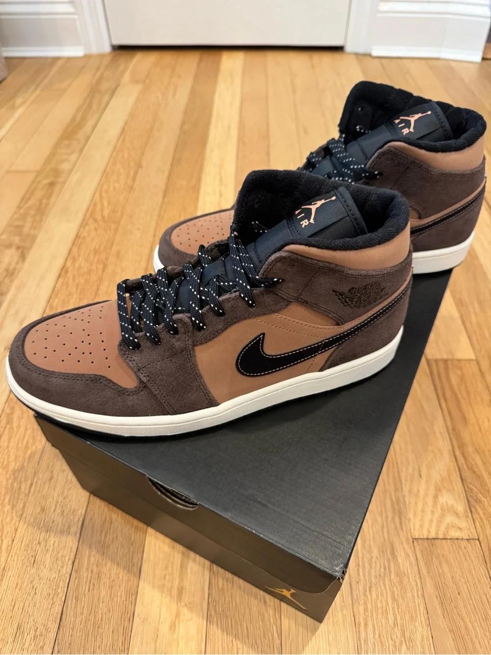 Nike Air Jordan 1 Mid SE Sneakers in Dark Chocolate/Crimson Bliss NWB